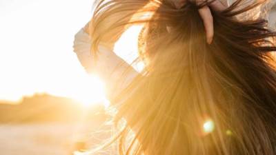 كيف تحمين شعرك أثناء النهار؟