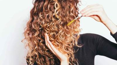 أفضل الزيوت الطبيعية لترطيب الشعر الكيرلي الجاف