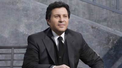 الفنان هاني شاكر يدخل العناية المركزة