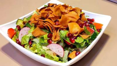 طريقة عمل سلطة الفتوش بجبنة الحلوم المشوية