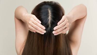 مقشر طبيعي لفروة شعرك من صنع يديك لشعر صحي