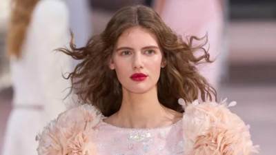 أبرز ألوان أحمر الشفاه الرائجة لربيع 2026