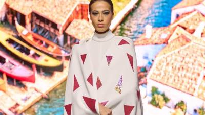 عباءات شرقية من توقيع دور الأزياء العالمية