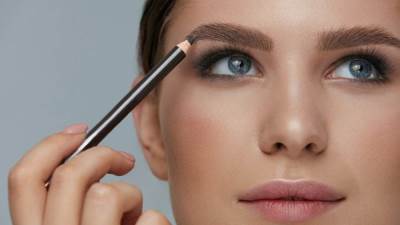  أقلام حواجب تمنحك إطلالة طبيعية واحترافية