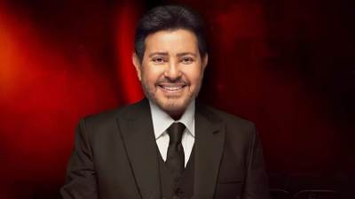النجوم يودعون الفنان الراحل هاني شاكر في جنازته