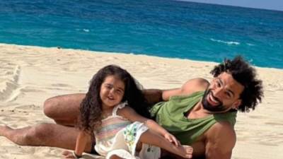 محمد صلاح يشارك جمهوره لحظات خاصة مع ابنتيه مكة وكيان