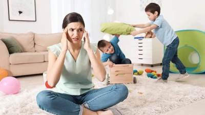 متى يتدخل الآباء في مشاكل الأطفال ومتى يكتفون بالمراقبة؟