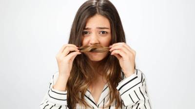 إليكِ أسباب رائحة الشعر المزعجة وطرق التخلص منها
