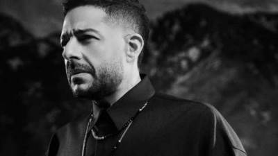 تأثر وبكاء محمد حماقي خلال حديثه عن والده.. فيديو