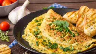طريقة عمل أومليت السبانخ لفطور صحي