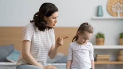 عبارات تقولينها.. تضعف ثقة طفلك بنفسه