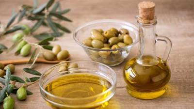 فوائد تناول ملعقة زيت زيتون على الريق يوميًا