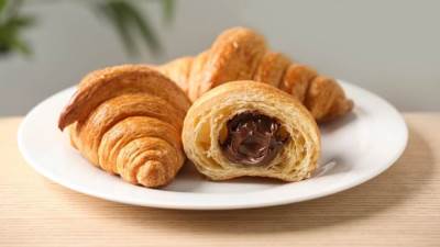 طريقة عمل كرواسون الشوكولاتة الهش في المنزل