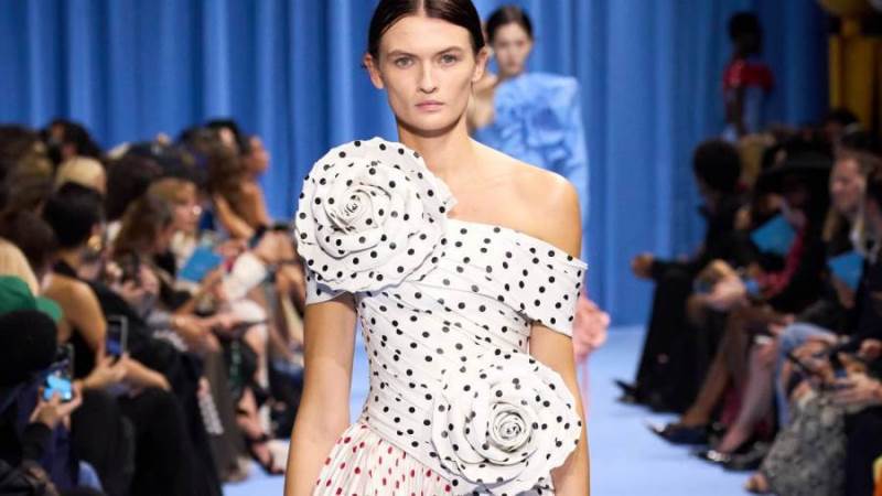  أحدث صيحات الفساتين مع نقشة البولكا دوت من أشهر دور الأزياء العالمية